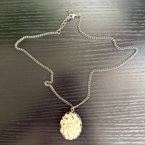 Vintage Floral Cameo Necklace Oval Flower Pendant Gold Tone 20”